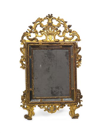 SPECCHIERA Specchiera con cimasa in legno dorato e scolpito a volute...