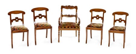 LOTTO DI QUATTRO SEDIE E UNA POLTRONA Lotto composto da quattro sedie in noce...