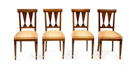 OTTO SEDIE Lotto composto da otto sedie in noce, in stile Luigi XVI, gambe...