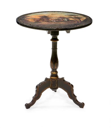 TAVOLINO Tavolino a vela, fine XIX secolo, piano dipinto con scena di paese,...