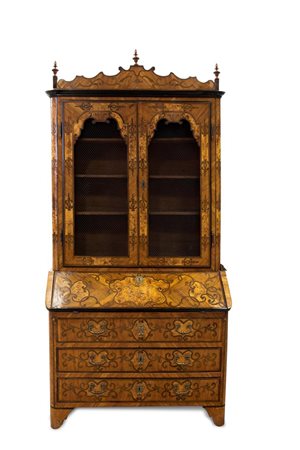 TRUMEAU Trumeau, Piemonte XVIII secolo, interamente lastronato in radica di...