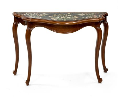 CONSOLE Console in noce, di forma polilobata, gamba mossa; piano in scagliola...