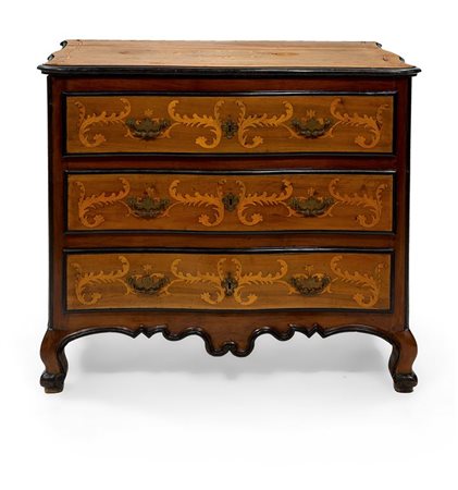 CASSETTONE Curioso cassettone in noce, epoca XVIII secolo, fronte mosso con...