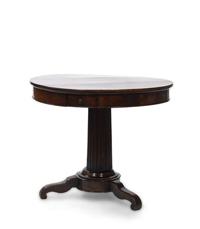 TAVOLO Tavolo in noce e lastronato in piuma di noce, metà XIX secolo, tre...