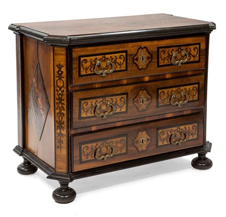 CASSETTONE Piccolo cassettone in noce a tre cassetti, intarsiato sui fianchi...