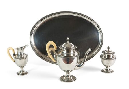 SERVIZIO IN ARGENTO Servizio in argento di gusto neoclassico, composto da...