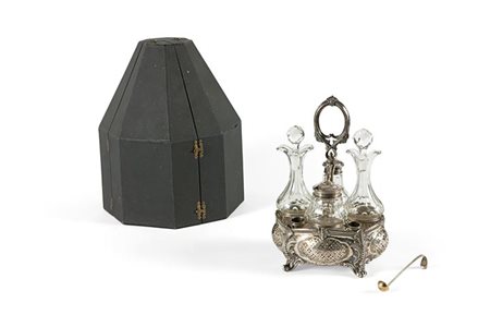 OLIERA IN ARGENTO Oliera in argento, fine XIX secolo, di forma mossa con...