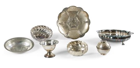 LOTTO DI OGGETTI IN ARGENTO Lotto composto da sette oggetti in argento:...