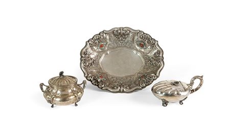 LOTTO DI TRE OGGETTI IN ARGENTO Lotto composto da tre oggetti in argento di...