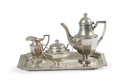SERVIZIO IN ARGENTO Servizio in argento "egoiste", composto da: una lattiera,...