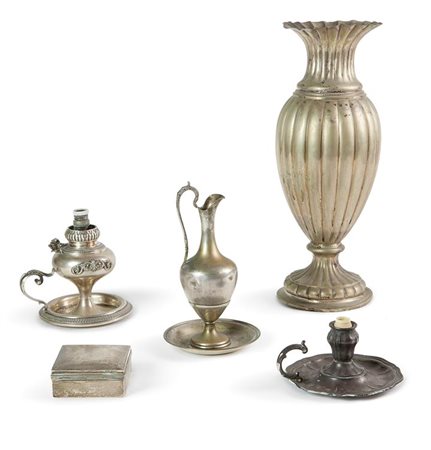 LOTTO DI SEI OGGETTI IN ARGENTO Lotto composto da sei oggetti in argento: un...