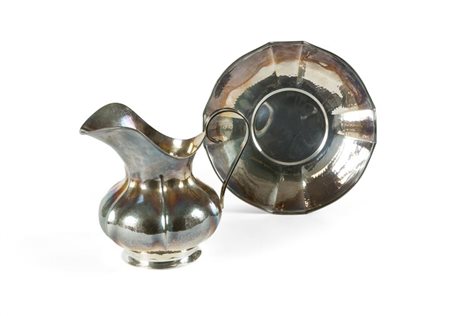 CARAFFA CON PIATTO IN ARGENTO Caraffa con piatto in argento, battuto a mano...