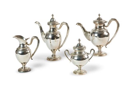 SERVIZIO IN ARGENTO Servizio in argento composto da teiera, caffettiera,...