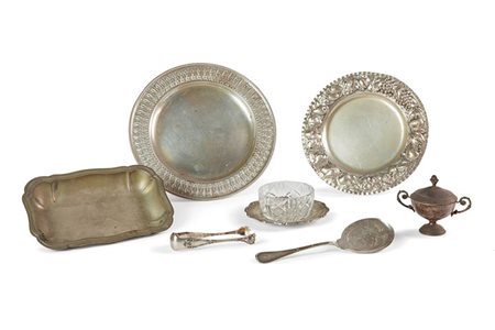 LOTTO DI SETTE OGGETTI IN ARGENTO Lotto composto da sette oggetti in argento:...