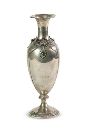 VASO IN ARGENTO Vaso in argento decorato a motivi vegetali e con pietre di...