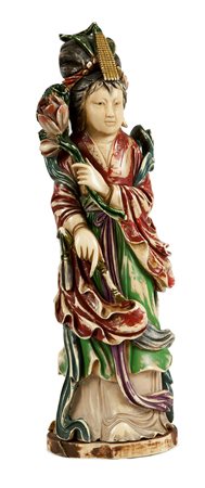 STATUINA IN AVORIO Statuina in avorio dipinta in policromia, raffigurante una...