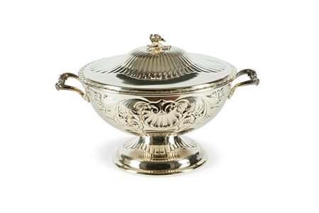 ZUPPIERA IN ARGENTO Zuppiera con coperchio e manici in argento, decorata a...