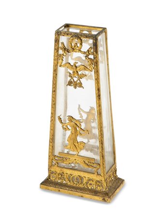 VASO Vaso piramidale in cristallo guarnito con bronzo dorato, raffigurante...