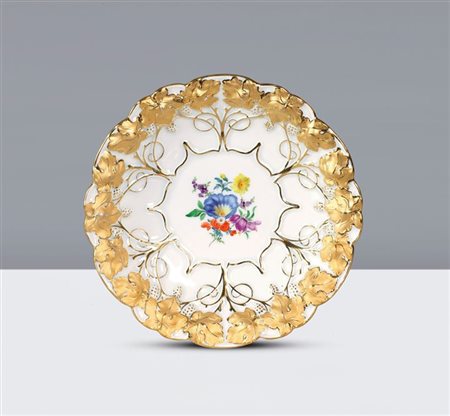 MEISSEN "Piatto bianco e oro decorato con variopinto bouquet di fiori"...