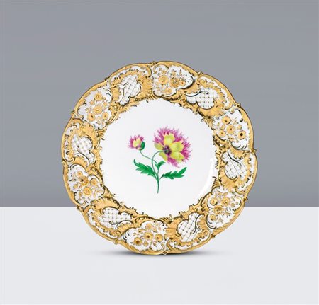MEISSEN "Piatto bianco con decori floreali oro e delicato fiore centrale"...