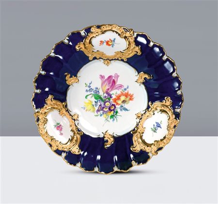 MEISSEN "Piatto bianco e blu con bouquet di fiori centrale e tre fiori ai...