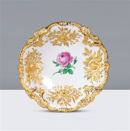 MEISSEN "Piatto bianco decorato con motivi floreali color oro e delicata rosa...
