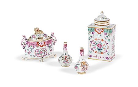 LOTTO DI QUATTRO OGGETTI CINESI Lotto composto di quattro oggetti in...