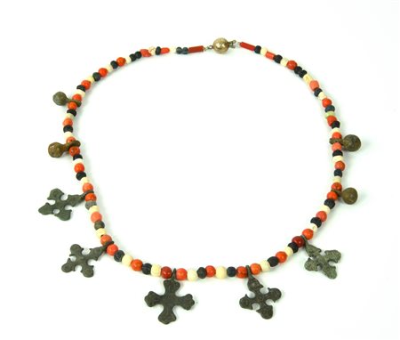 COLLANA VICHINGA DATAZIONE: XII-XIII sec. d. C. MATERIA E TECNICA: pasta...