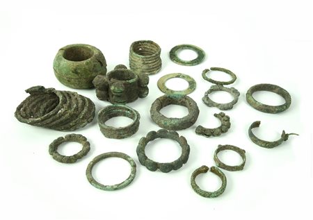 LOTTO DI MONILI DATAZIONE: 600-300 a. C. MATERIA E TECNICA: bronzo fuso e...