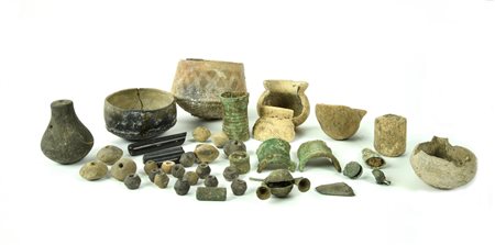 LOTTO DI QUARANTUNO OGGETTI IN TERRACOTTA Ventuno fuseruole in terracotta,...