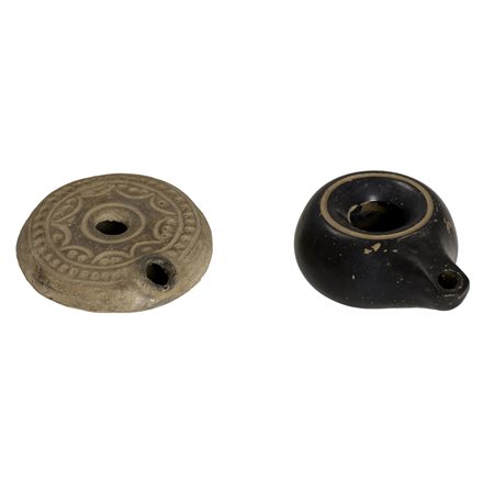 DUE LUCERNE DATAZIONE: IV sec. a. C. e V-VII sec. d. C. MATERIA E TECNICA:...