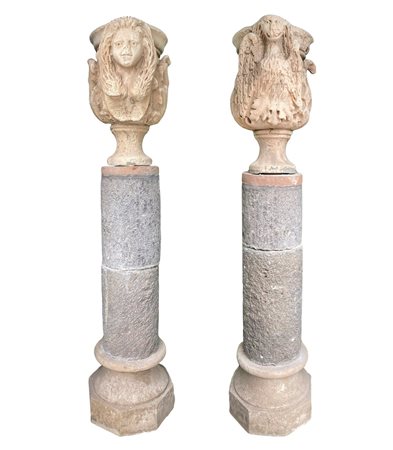 Coppia di colonne, sormontate da vasi del XVII secolo, raffi