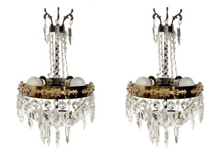 Coppia di appliques in metallo dorato e cristalli  H cm 32 x