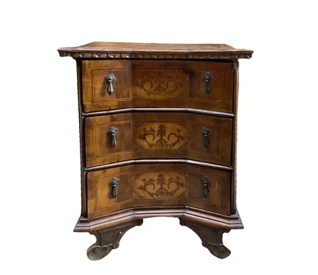 Comodino a tre cassetti in legno di noce   Intarsi sul front