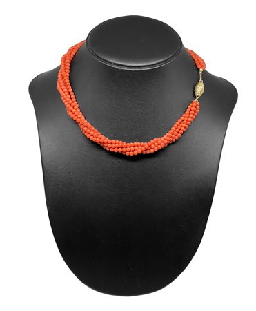 Collana in corallo rosso a 5 fili  52, 7 gr., 22 cm 