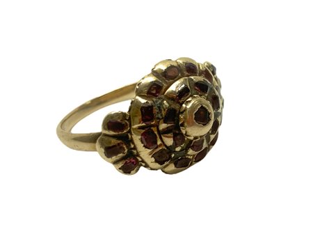 Anello rosetta con scagliette di rubini    Oro basso titolo.