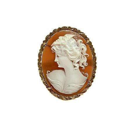 Anello in oro con cameo ovale dal fondo scuro con figura vis