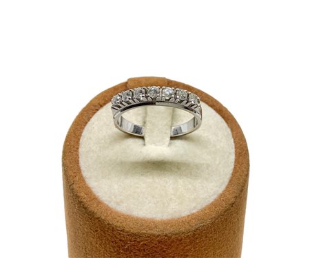 Anello in oro bianco con diamanti  3.1 gr. misura 11 Veretta