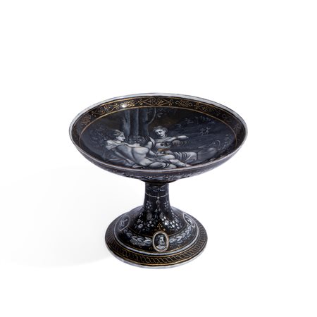 Alzata in smalto raffigurante una scena classica, Limoges prima metà XIX secolo. 