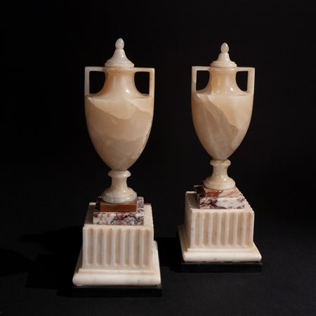 Coppia di vasi con coperchio in alabastro, Italia XIX secolo