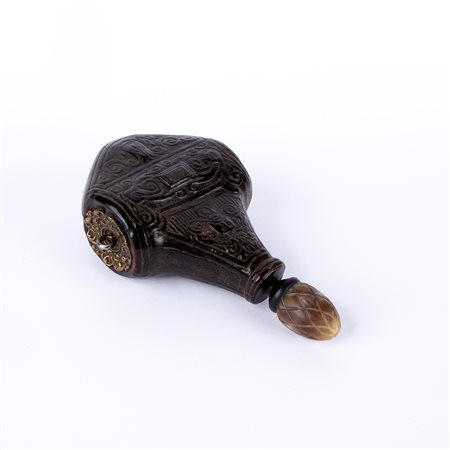 Fiasca da pellegrino in metallo e cuoio martellato, probabile provenienza italiana o spagnola, fine del XVI secolo