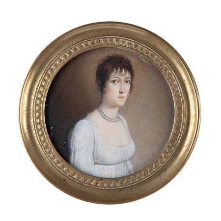 Miniatura raffigurante giovane donna con abito bianco e collana di perle, Francia prima metà XIX secolo