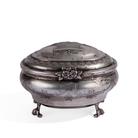 Zuccheriera in argento sbalzato e cesellato, Germania ultimo quarto del XVIII secolo