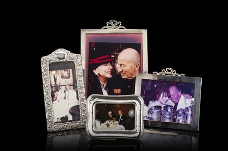 Lotto composto da quattro cornici portafoto in argento con fotografie raffigura