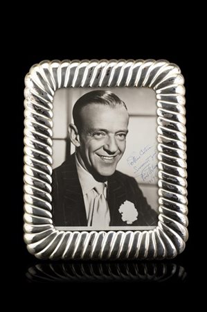 Foto autografata di Fred Astaire dedicata e datata a Valentina nel 1957 (cm 23x