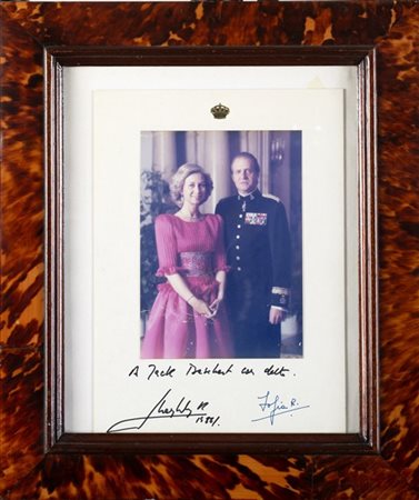 Lotto composto da due fotografie con dedica a Jackie. Una di Sofia e Juan Carlo