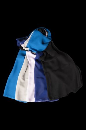 Lotto di cinque foulard in chiffon di diverse misure in nero, grigio, mauve, bl