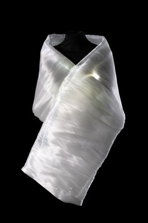 SANGALLI MILANO
Divertente e originale stola in tessuto tecnico bianco con luci