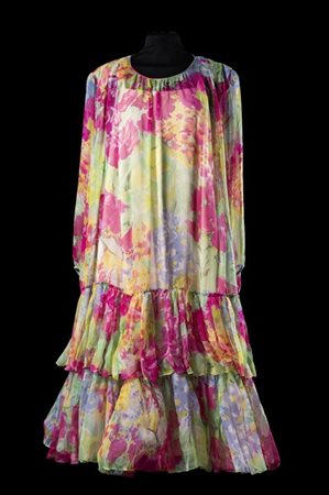 Abito in chiffon di seta a fiori verdi e rosa con grandi balze e sottovestito i