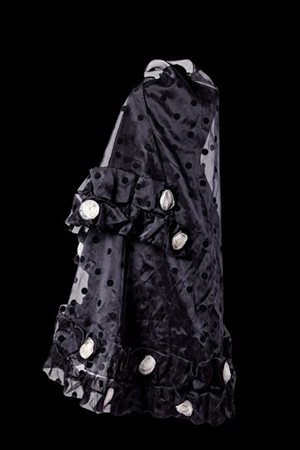 FENDI 
Stola in voile nera a pois ton-sur-ton con motivo di rose in garzina col